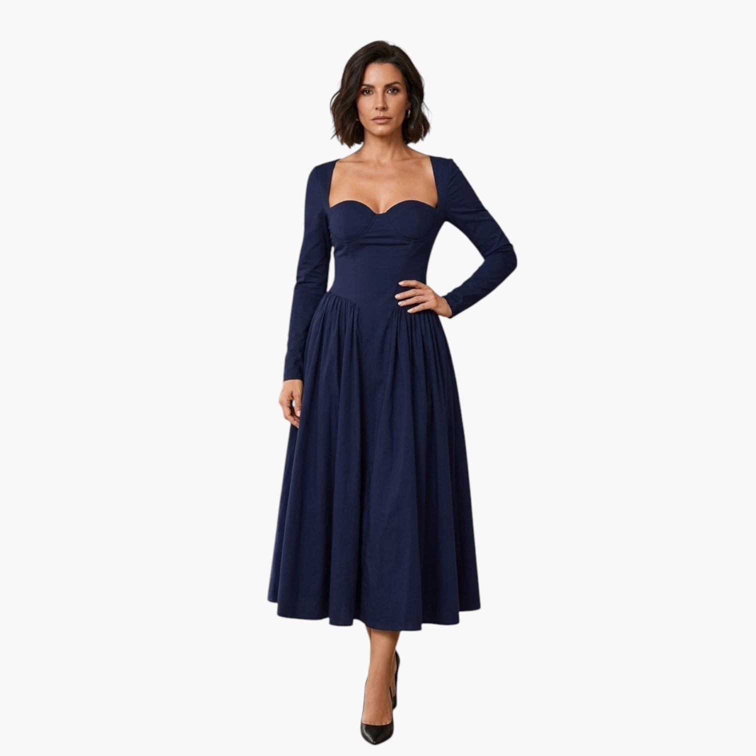 Model draagt een marineblauwe My Store 4 maxi-jurk met hartvormige halslijn, lange mouwen en een A-lijn rok.