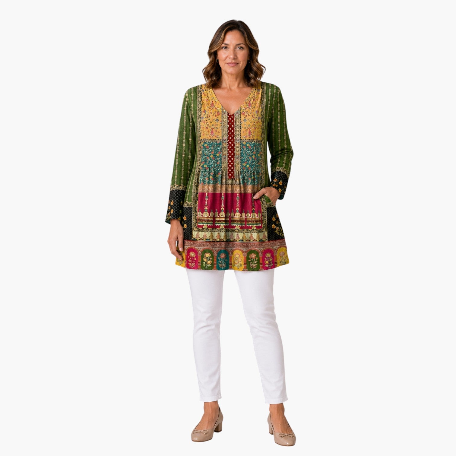 Model draagt My Store 4 Melody lange blouse met V-hals, kleurrijk patroon en zakken, gecombineerd met witte broek.
