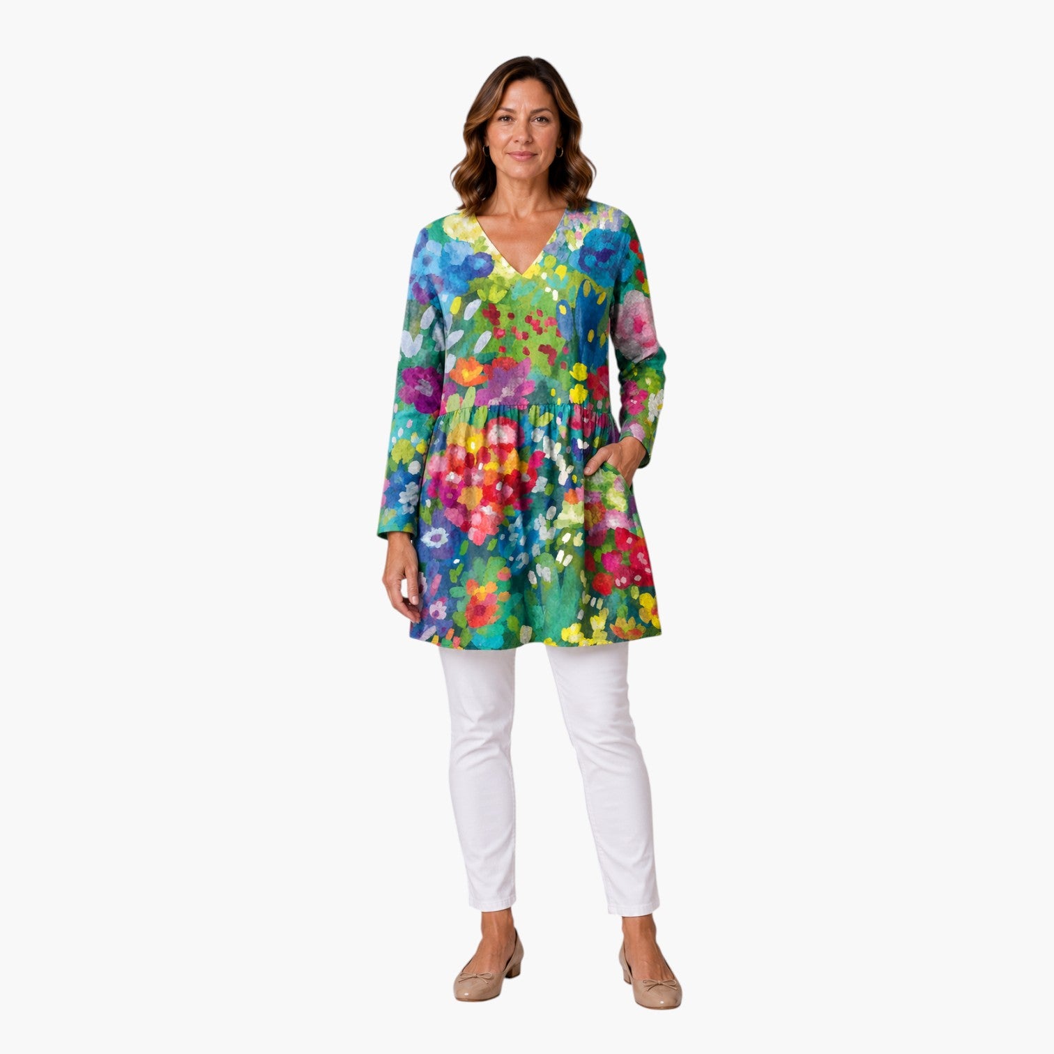 My Store 4 Millie lange blouse met V-hals en kleurrijk bloemenpatroon, gedragen met een witte broek en beige schoenen.