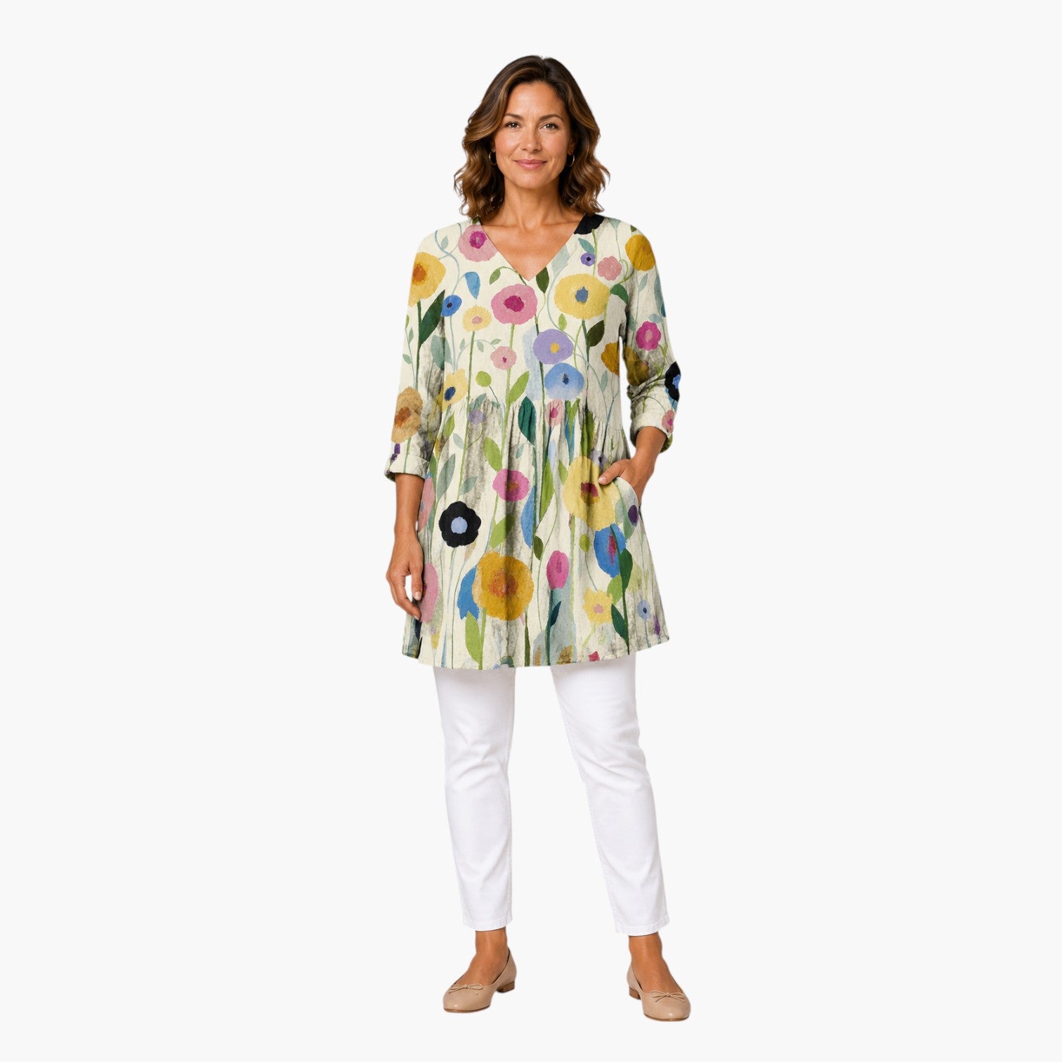 My Store 4 Nellie lange blouse met V-hals, kleurrijk bloemenpatroon en ontspannen pasvorm, gecombineerd met witte broek.
