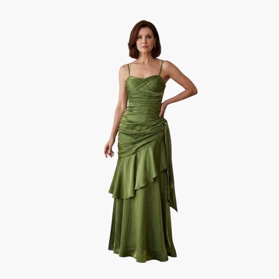 My Store 4 VIANNE olijfgroene maxi-jurk met ruches en gedrapeerd lijfje in een elegante studio-setting