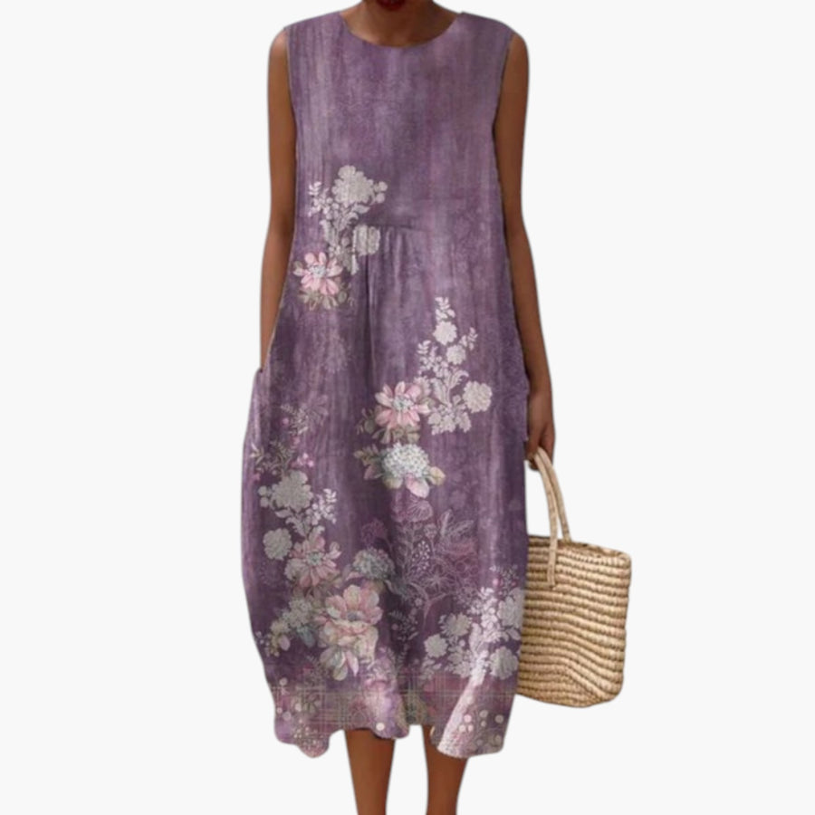 My Store 4 paarse midi-jurk met bloemenprint, mouwloos ontwerp van lichtgewicht stof, gedragen op het strand.