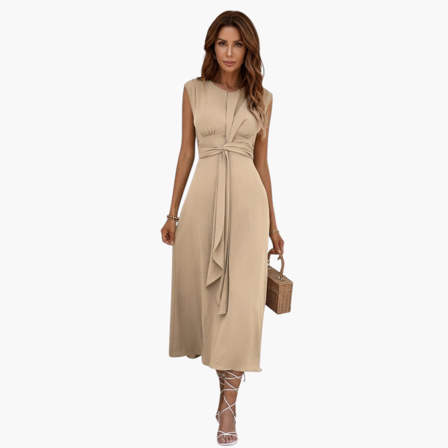 My Store 4 ROBBYN mouwloze beige jurk met strikceintuur en vloeiend silhouet gedragen door een model