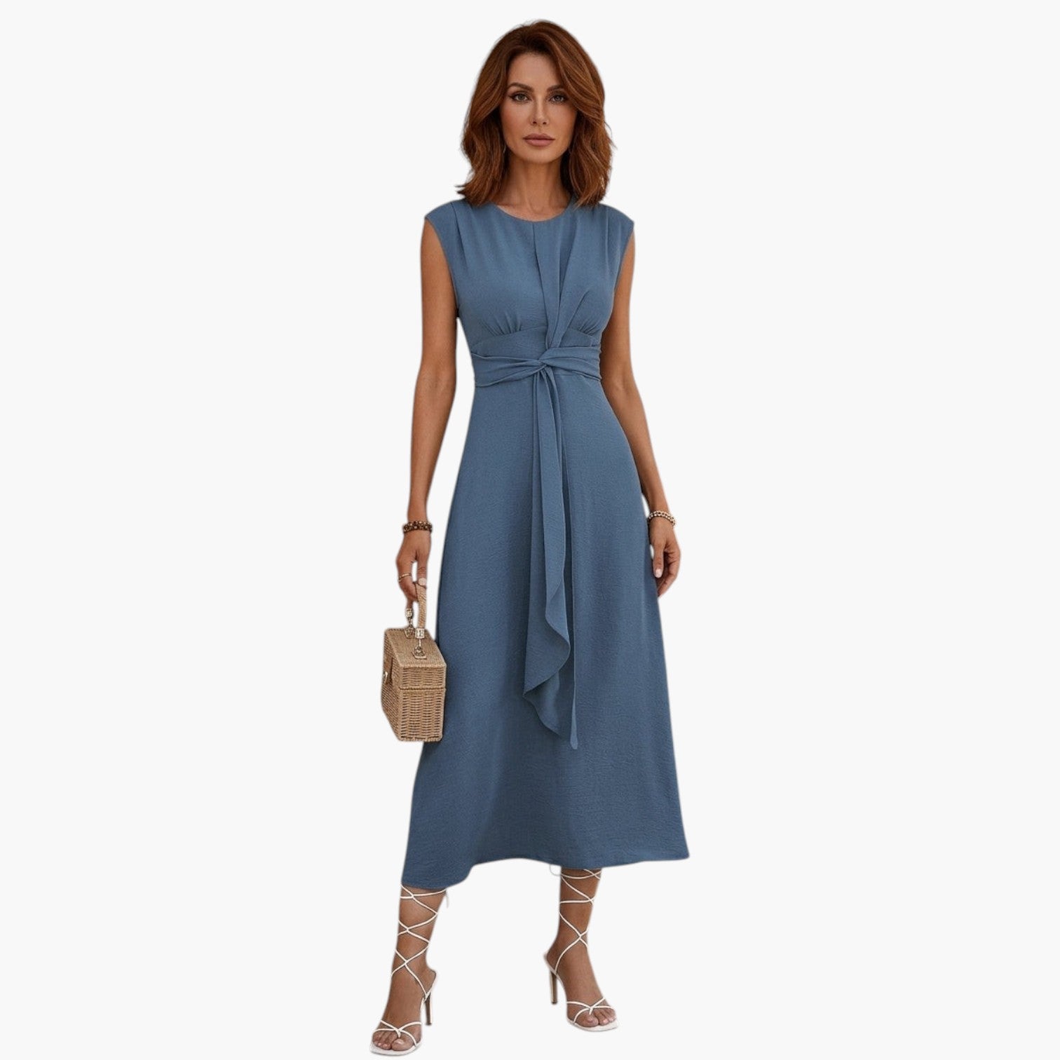 My Store 4 ROBBYN mouwloze blauwe jurk met strikceintuur en vloeiend silhouet gedragen door een model.
