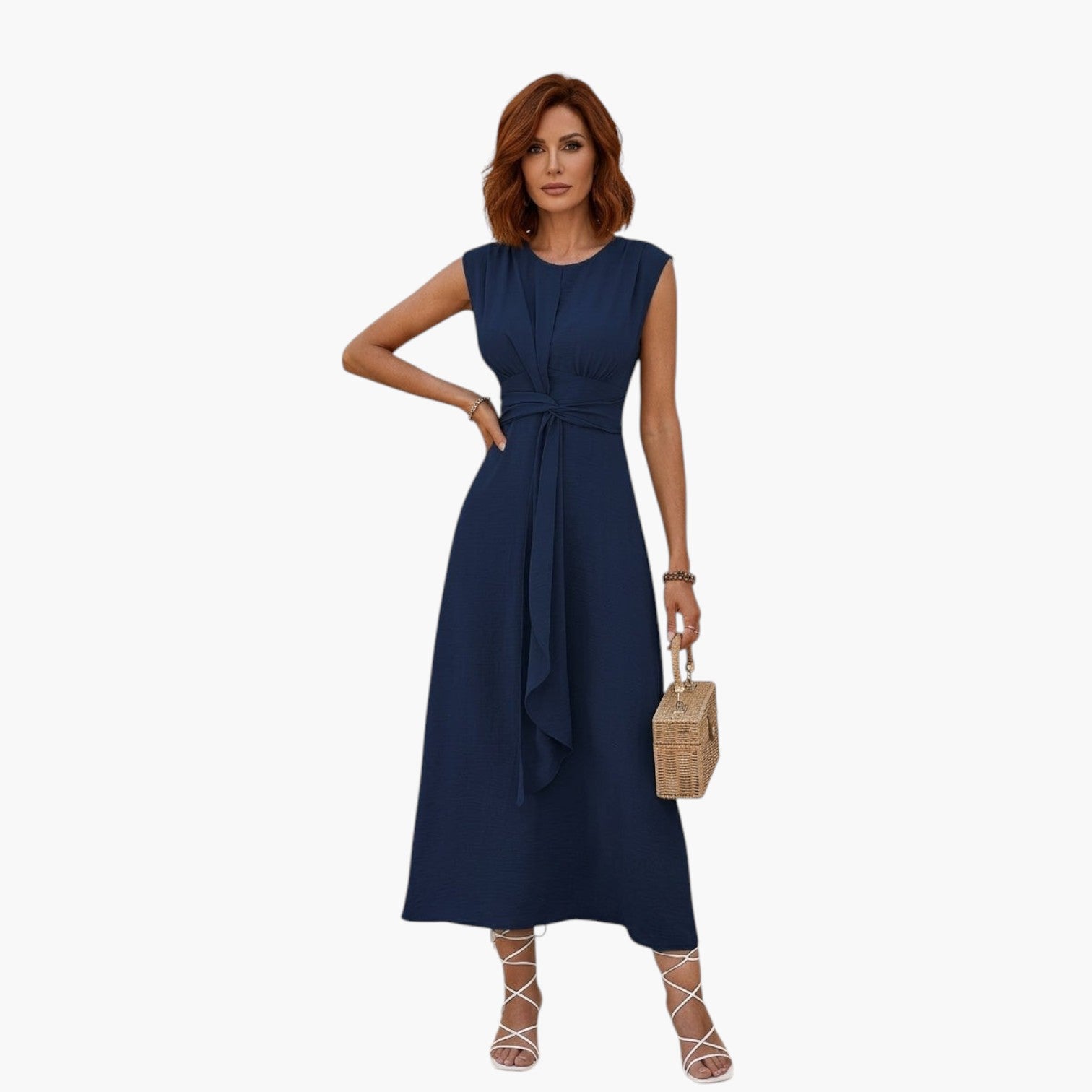 My Store 4 ROBBYN mouwloze marineblauwe jurk met strikceintuur en vloeiend silhouet gedragen door een model.