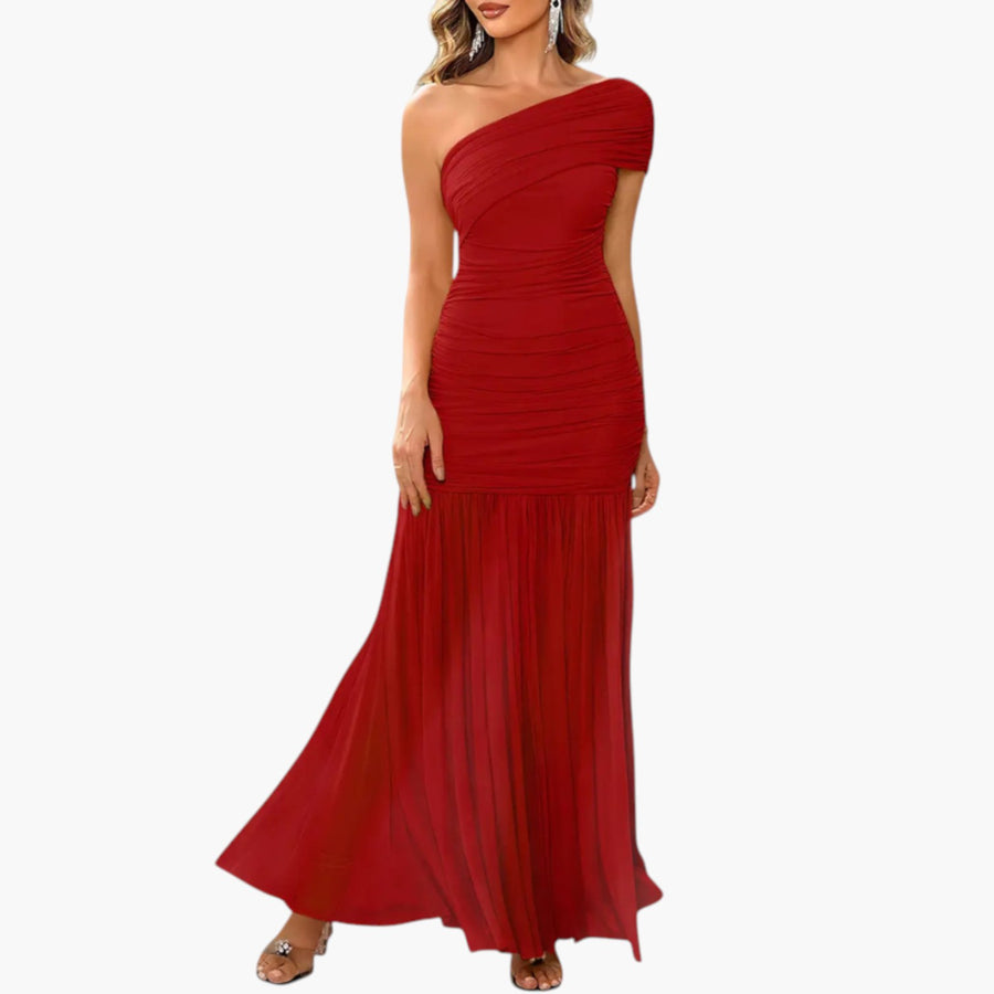 My Store 4 AMY rode one-shoulder avondjurk met geplooid detail en een flatterend aansluitend silhouet.