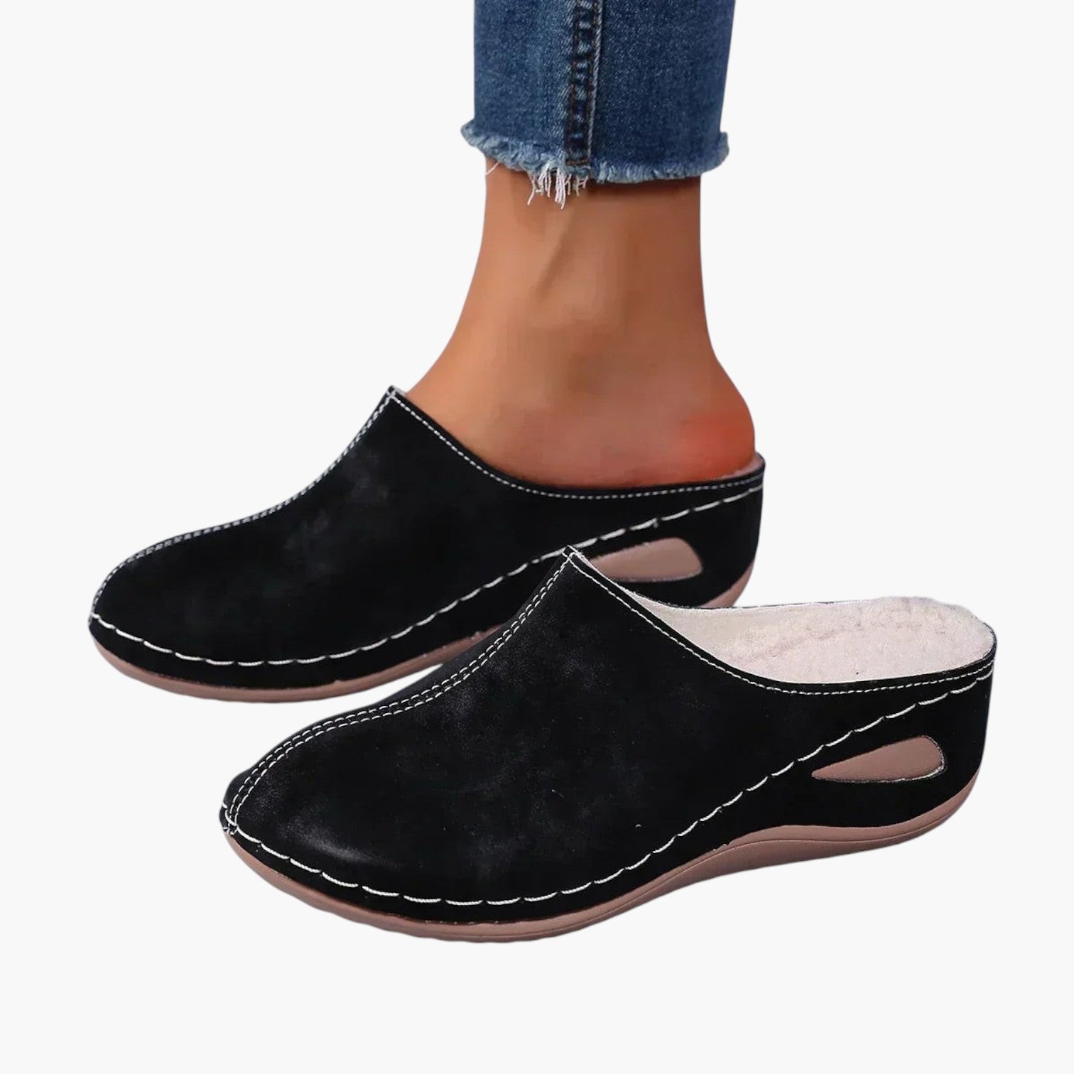 My Store 4 Rosie orthopedische slippers in zwart suède met witte stiksels en een comfortabel voetbed.