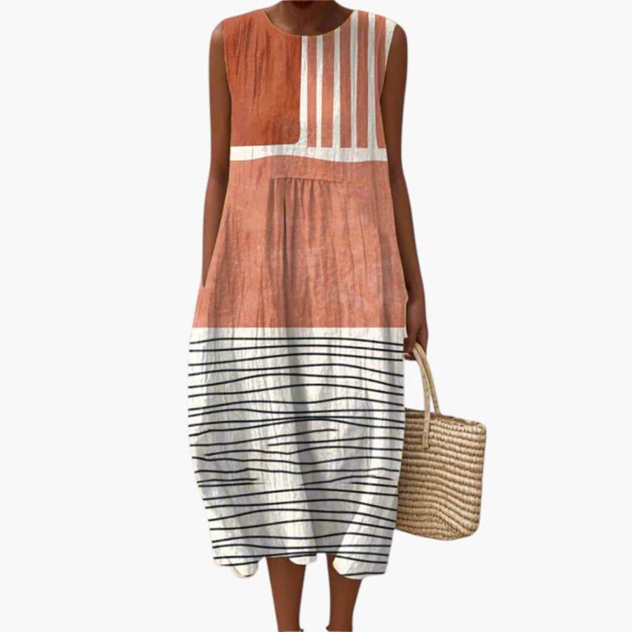 My Store 4 Skye mouwloze midi-jurk met terracotta, witte en zwarte strepen en kleurblokken op het strand.