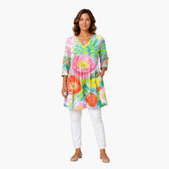 Model draagt My Store 4 Valerie lange blouse met v-hals en kleurrijk bloemenpatroon in een vloeiende pasvorm.