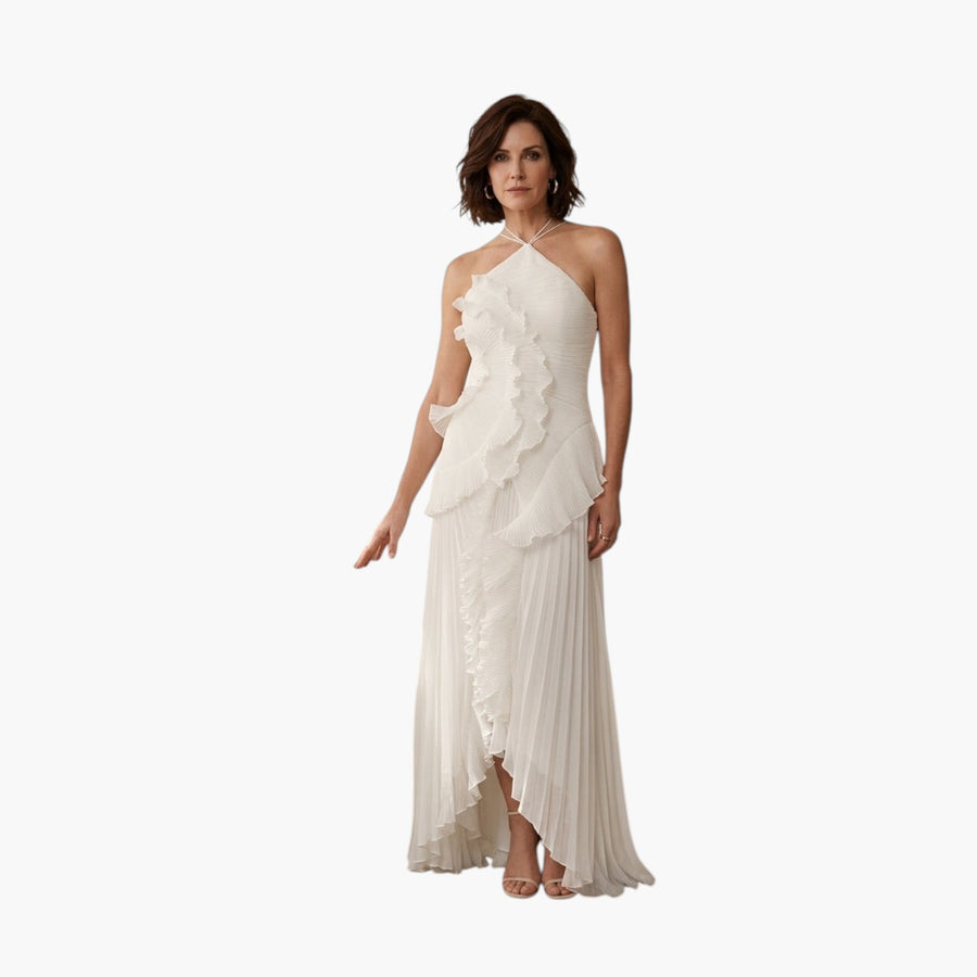 My Store 4 witte halter maxi-jurk met ruches en geplooid ontwerp, gedragen door een model in een elegante setting.