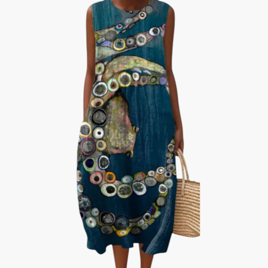 My Store 4 Zoe Nautical midi-jurk in diepblauw met artistiek tentakelpatroon en ronde hals op het strand.