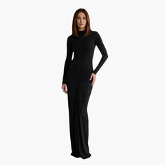 Model draagt een zwarte My Store 4 BETTY bodycon maxi-jurk met lange mouwen, mock-neck en elegant gerimpeld detail.
