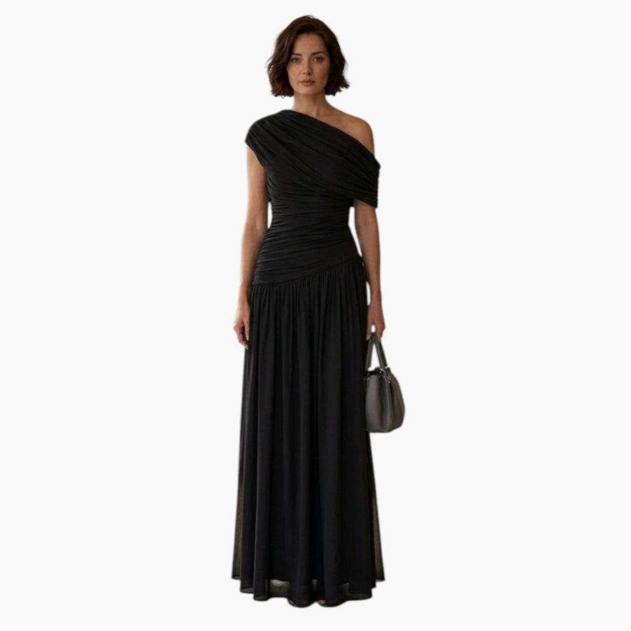 My Store 4 SHINA elegante zwarte maxi-avondjurk met één schouder en gedrapeerde details gedragen door een model.