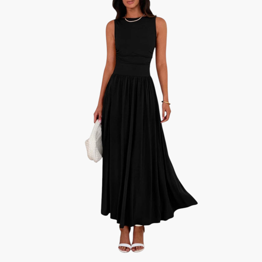 My Store 4 EMMIE mouwloze zwarte maxi-jurk met geplooid detail en hoge taille, gedragen door een model.
