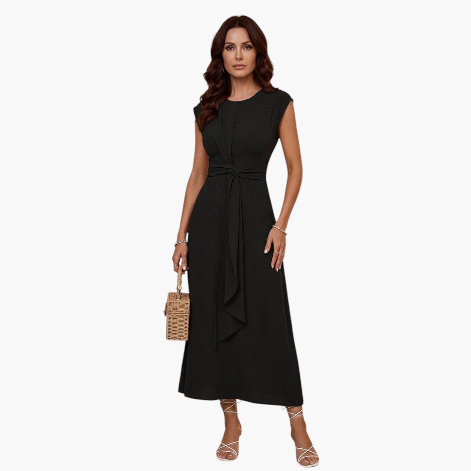 Model draagt een zwarte My Store 4 ROBBYN mouwloze jurk met strikceintuur in een elegante, minimalistische setting.