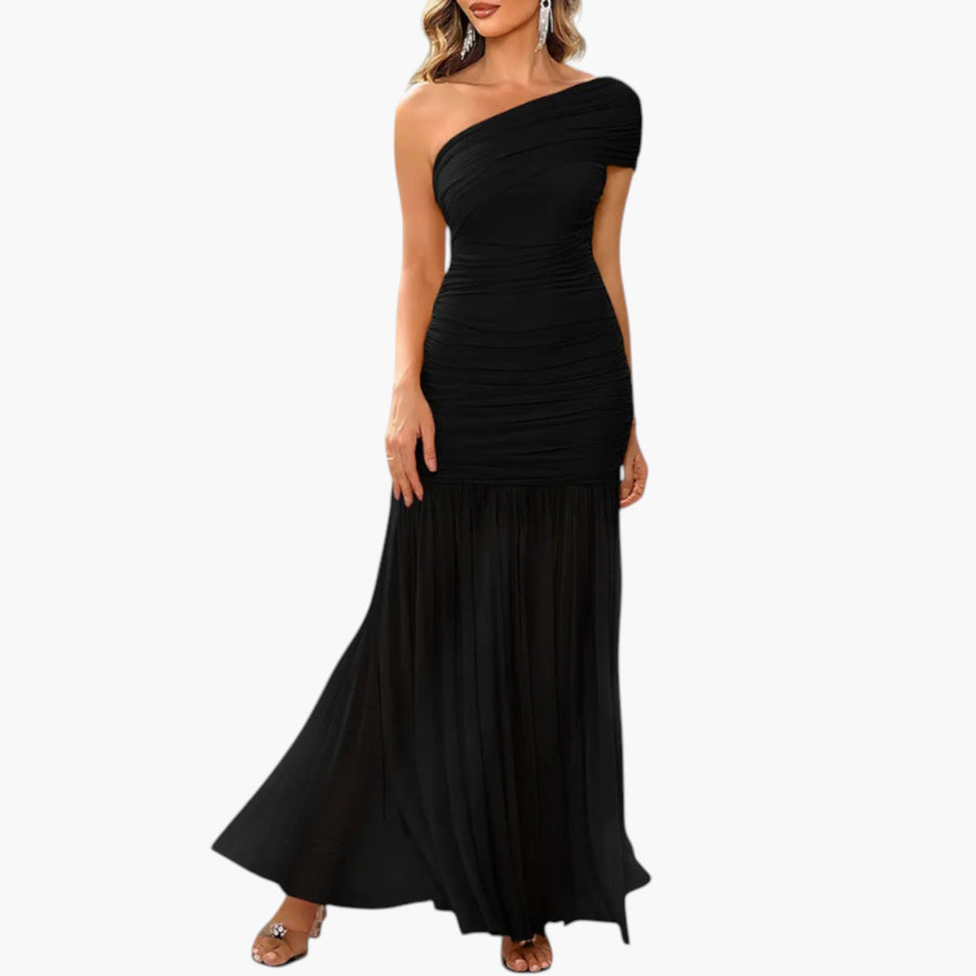 My Store 4 AMY zwarte one-shoulder avondjurk met ruches en een aansluitend silhouet voor een elegante formele look.